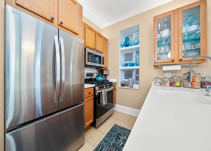 2f Chicago's Little Italy Near West Loop & Downtown *