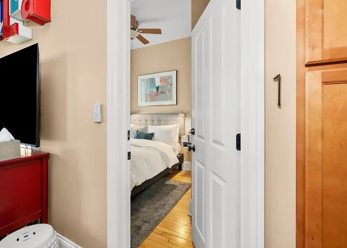 2f Chicago's Little Italy Near West Loop & Downtown *