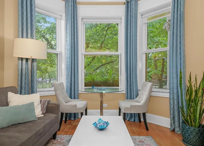 2f Chicago's Little Italy Near West Loop & Downtown *